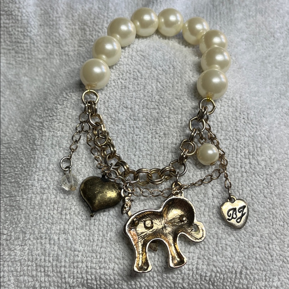 Vintage Betsey Johnson faux Pearl and Gold tone Elephant Charm Bracelet - Picture 3 of 4